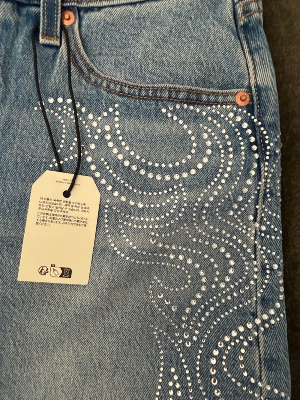 Beyoncé x Levi's Jeans with Rhinestone Swirls - Picture 5 of 13